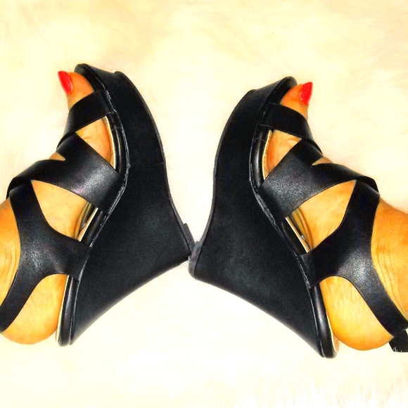 (NEW)! Cute! Black Wedge Heel! - Picture 7 of 9